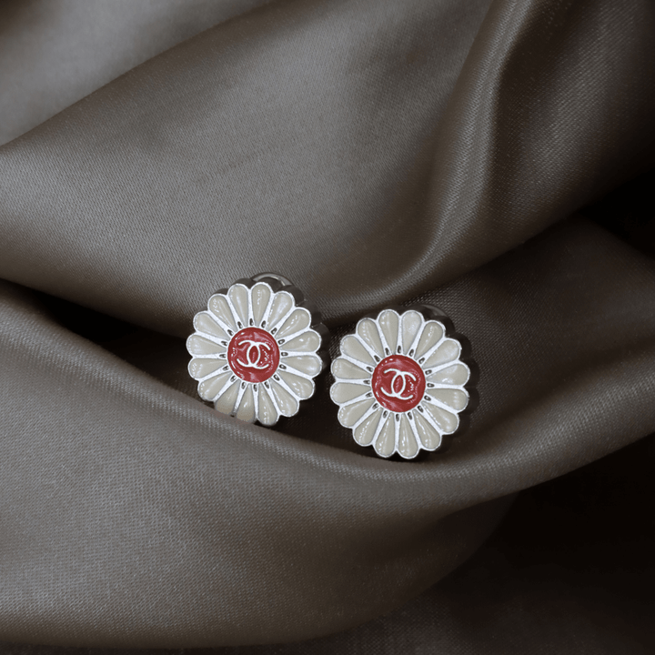CHANEL 2004 雛菊花 CC Logo 耳夾 ｜未使用級 可愛系列 - Vintasy