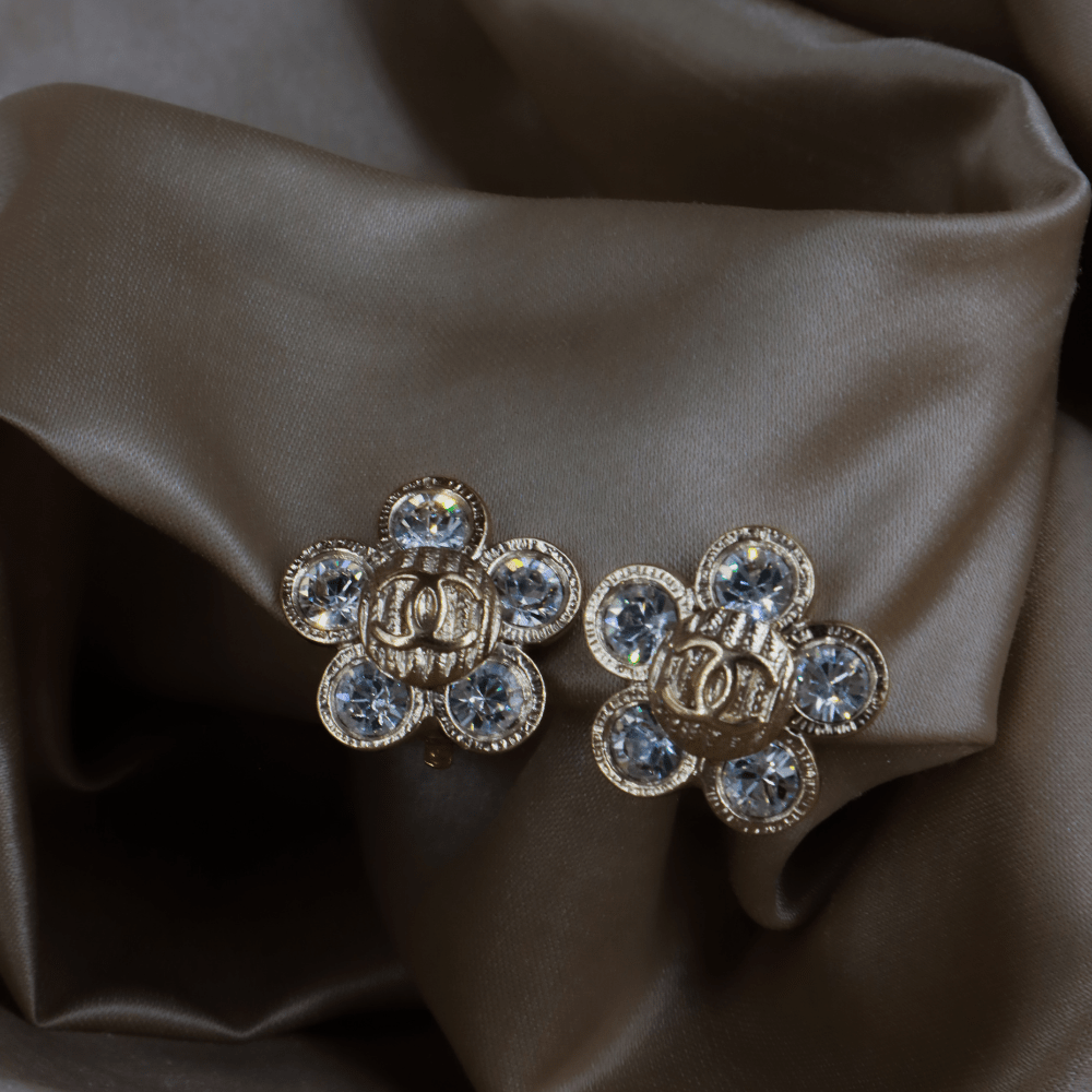 CHANEL 銀色水鑽花朵耳夾｜ 2006年款 ｜未使用級美品 - Vintasy