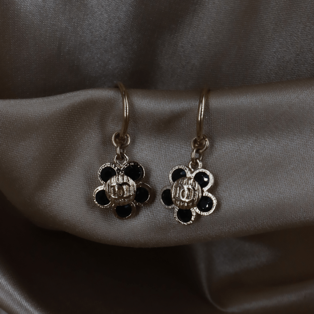 CHANEL 2006 黑色琺瑯花卉金色耳環 - Vintasy