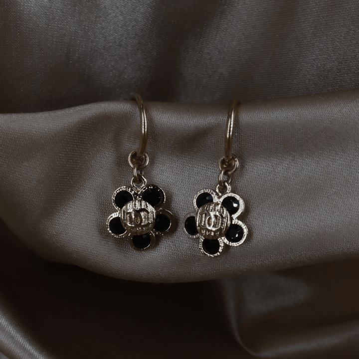 CHANEL 2006 黑色琺瑯花卉金色耳環 - Vintasy