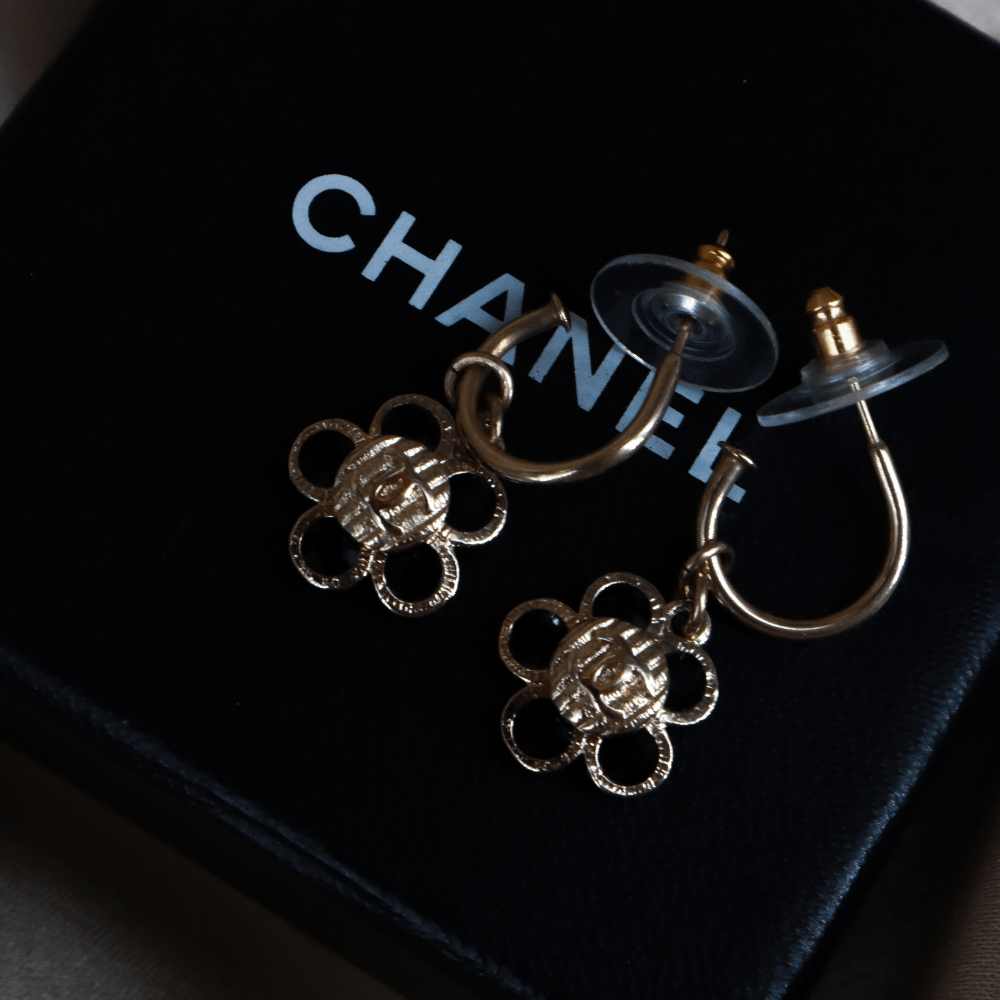 CHANEL 2006 黑色琺瑯花卉金色耳環 - Vintasy