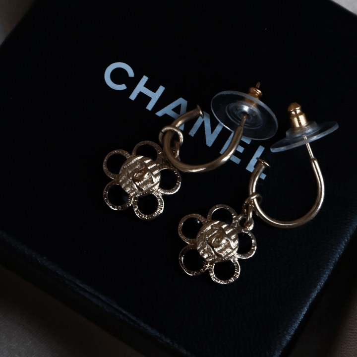 CHANEL 2006 黑色琺瑯花卉金色耳環 - Vintasy