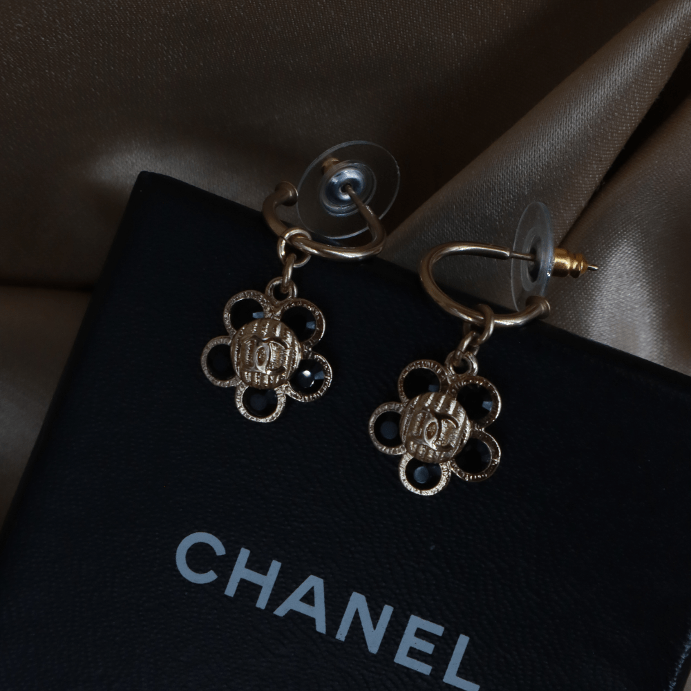 CHANEL 2006 黑色琺瑯花卉金色耳環 - Vintasy