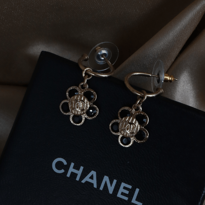 CHANEL 2006 黑色琺瑯花卉金色耳環 - Vintasy