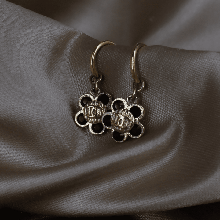 CHANEL 2006 黑色琺瑯花卉金色耳環 - Vintasy