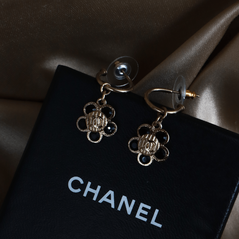 CHANEL 2006 黑色琺瑯花卉金色耳環 - Vintasy