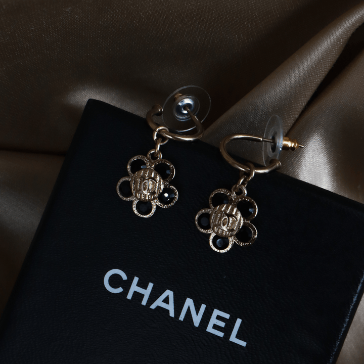 CHANEL 2006 黑色琺瑯花卉金色耳環 - Vintasy