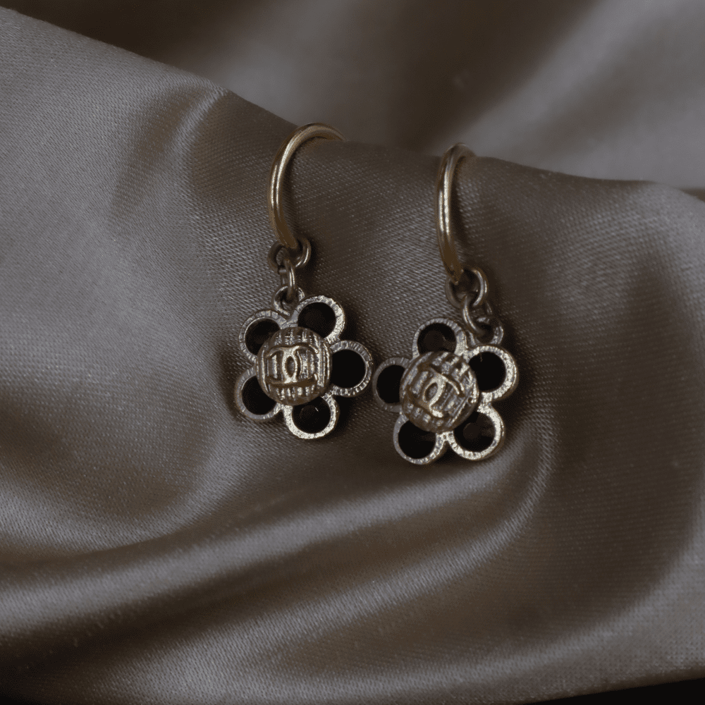 CHANEL 2006 黑色琺瑯花卉金色耳環 - Vintasy