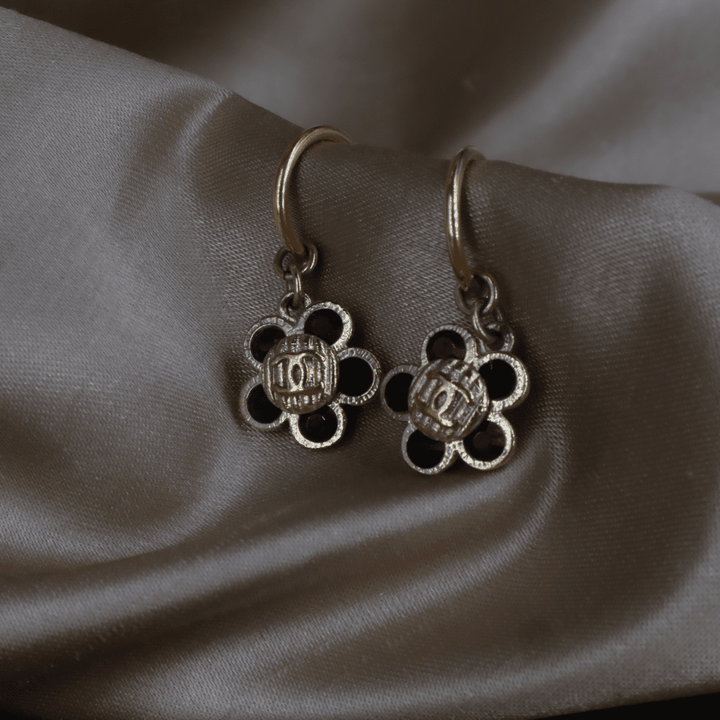 CHANEL 2006 黑色琺瑯花卉金色耳環 - Vintasy