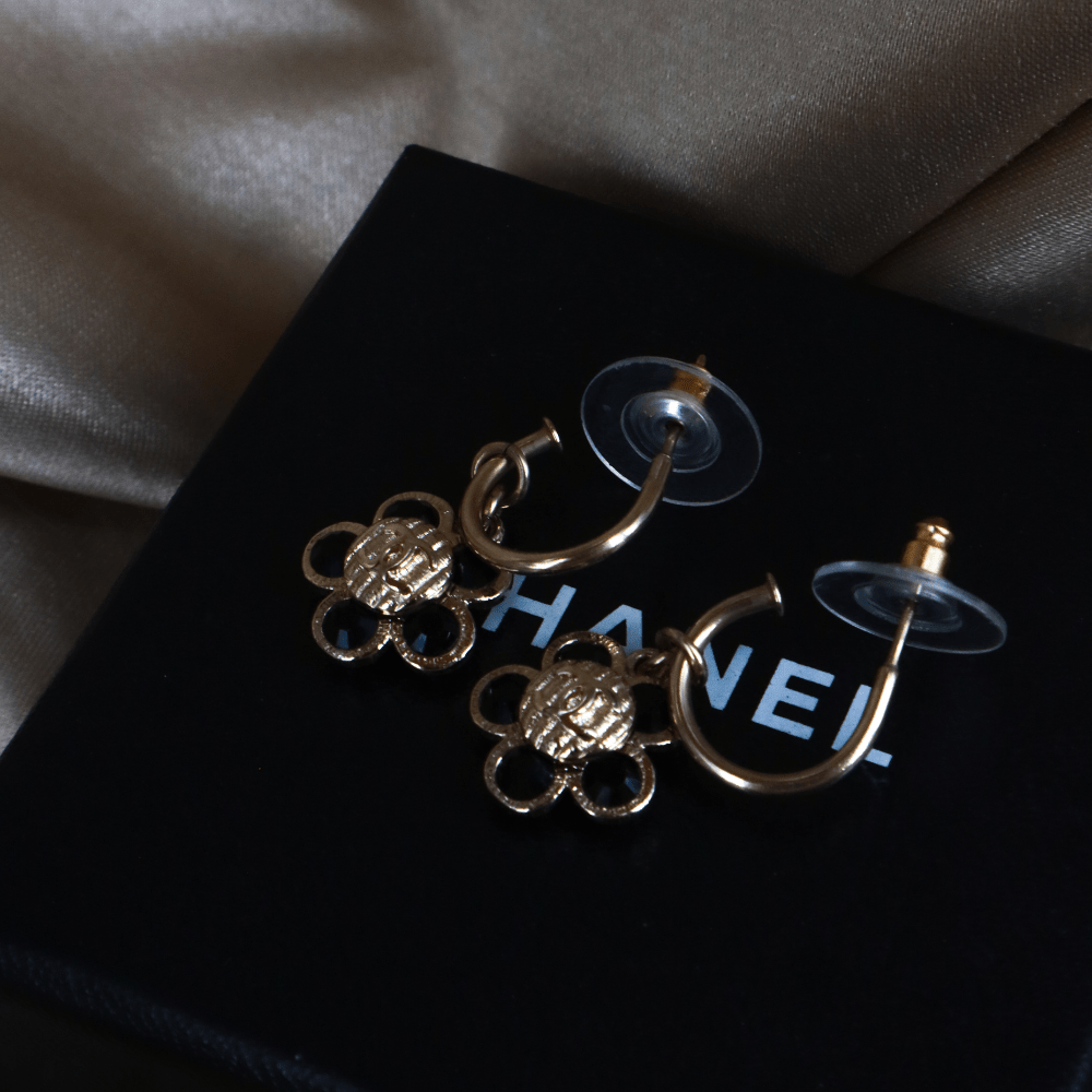 CHANEL 2006 黑色琺瑯花卉金色耳環 - Vintasy