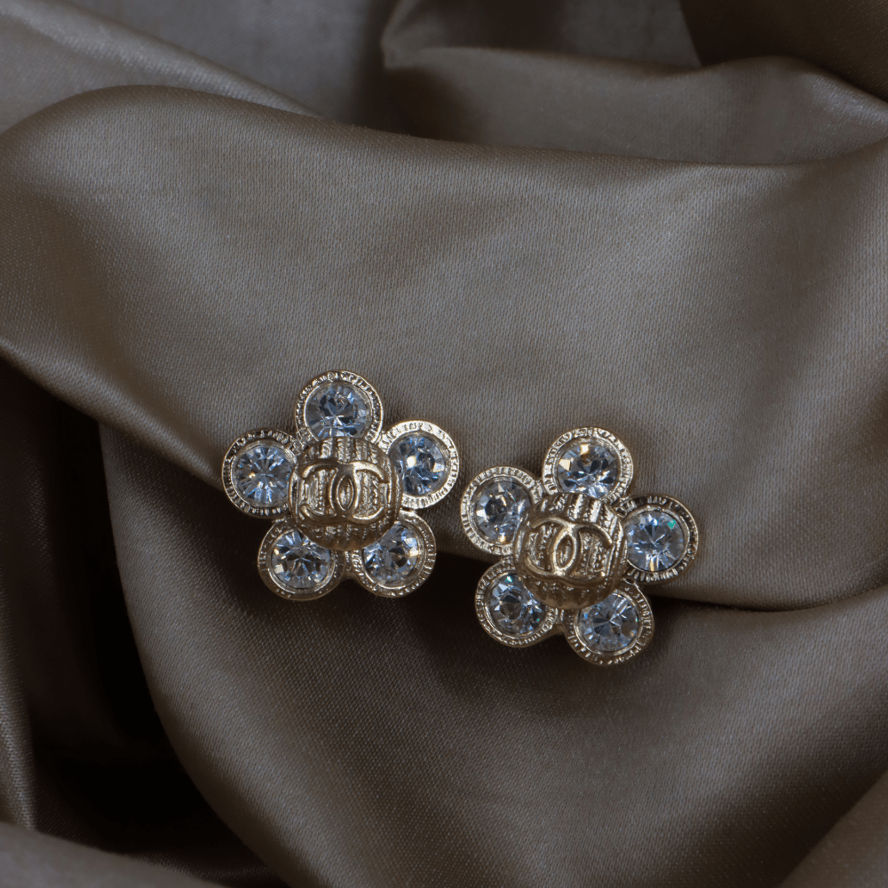 CHANEL 銀色水鑽花朵耳夾｜ 2006年款 ｜未使用級美品 - Vintasy