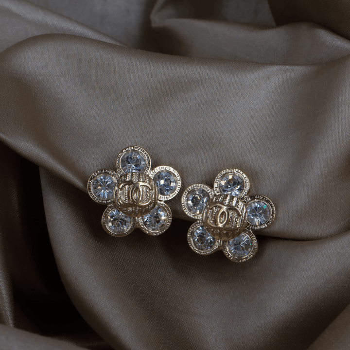 CHANEL 銀色水鑽花朵耳夾｜ 2006年款 ｜未使用級美品 - Vintasy