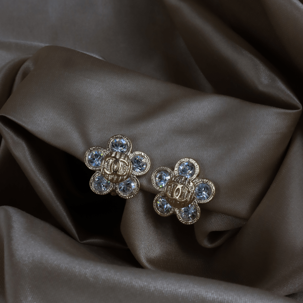 CHANEL 銀色水鑽花朵耳夾｜ 2006年款 ｜未使用級美品 - Vintasy
