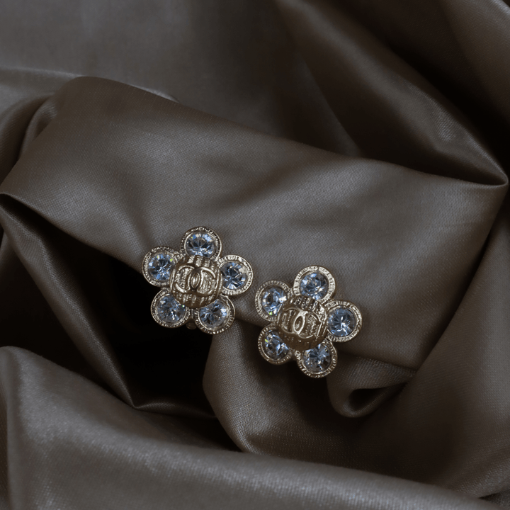 CHANEL 銀色水鑽花朵耳夾｜ 2006年款 ｜未使用級美品 - Vintasy