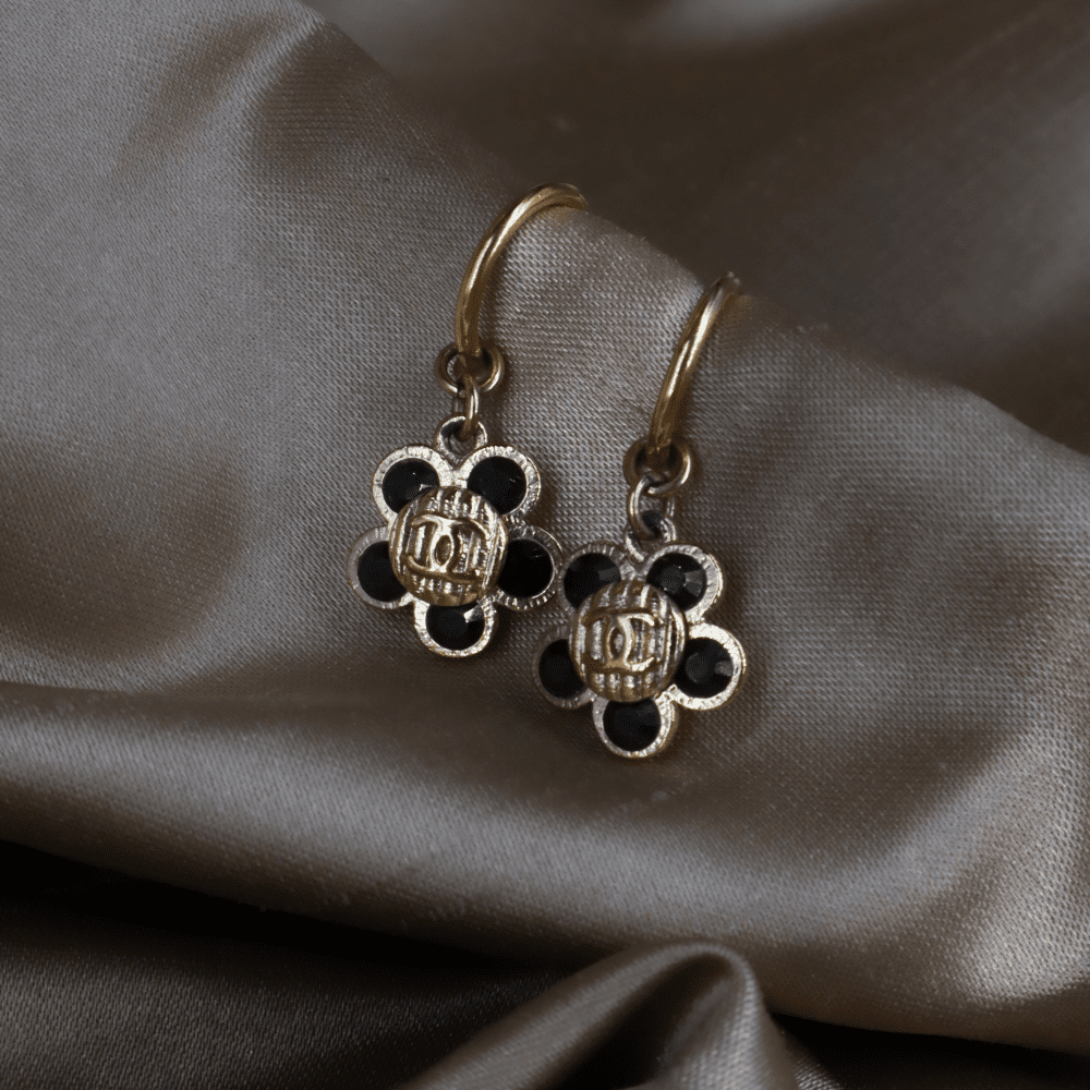 CHANEL 2006 黑色琺瑯花卉金色耳環 - Vintasy