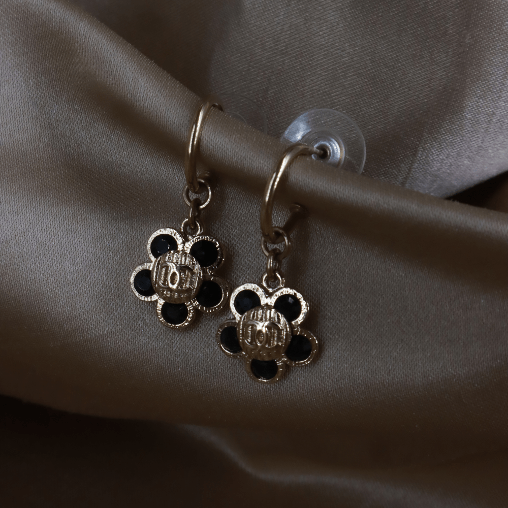 CHANEL 2006 黑色琺瑯花卉金色耳環 - Vintasy