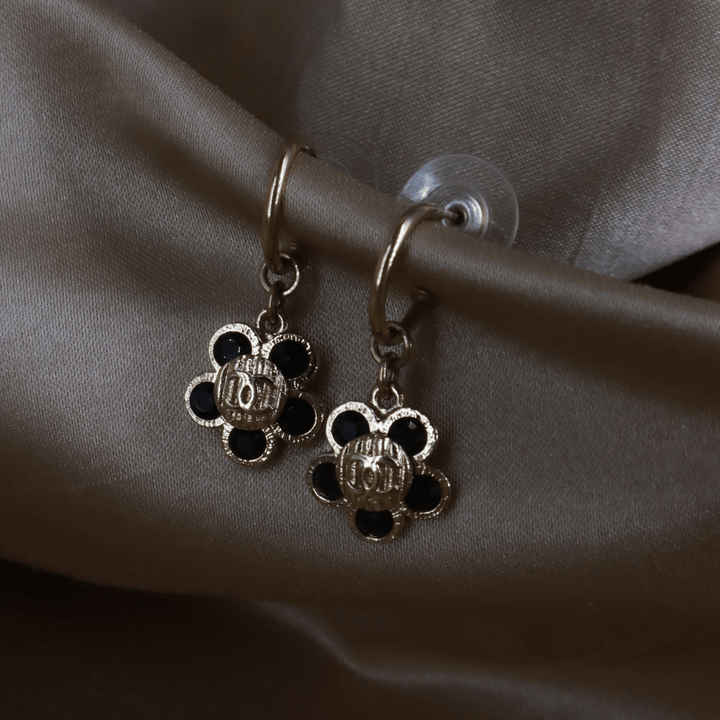 CHANEL 2006 黑色琺瑯花卉金色耳環 - Vintasy
