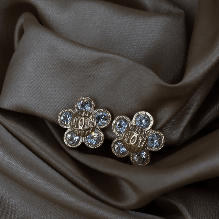 CHANEL 銀色水鑽花朵耳夾｜ 2006年款 ｜未使用級美品 - Vintasy