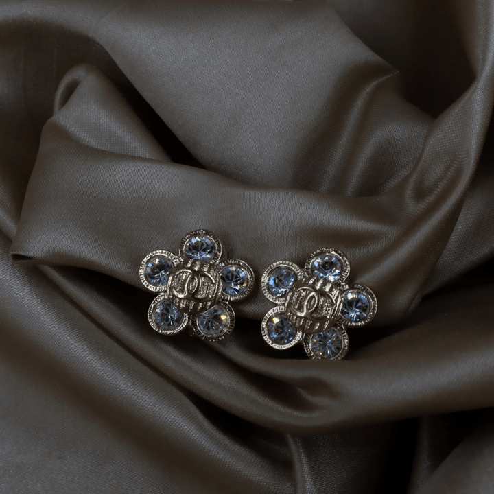 CHANEL 銀色水鑽花朵耳夾｜ 2006年款 ｜未使用級美品 - Vintasy