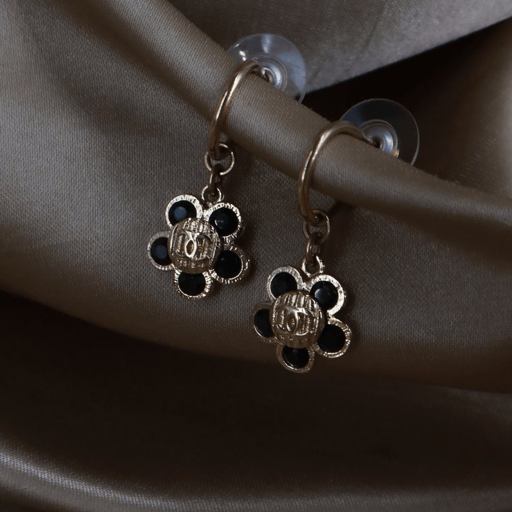 CHANEL 2006 黑色琺瑯花卉金色耳環 - Vintasy