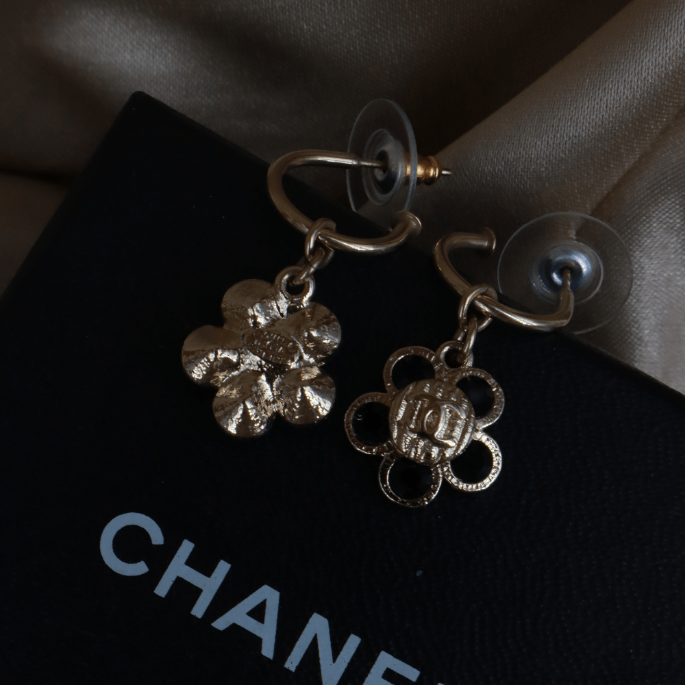 CHANEL 2006 黑色琺瑯花卉金色耳環 - Vintasy