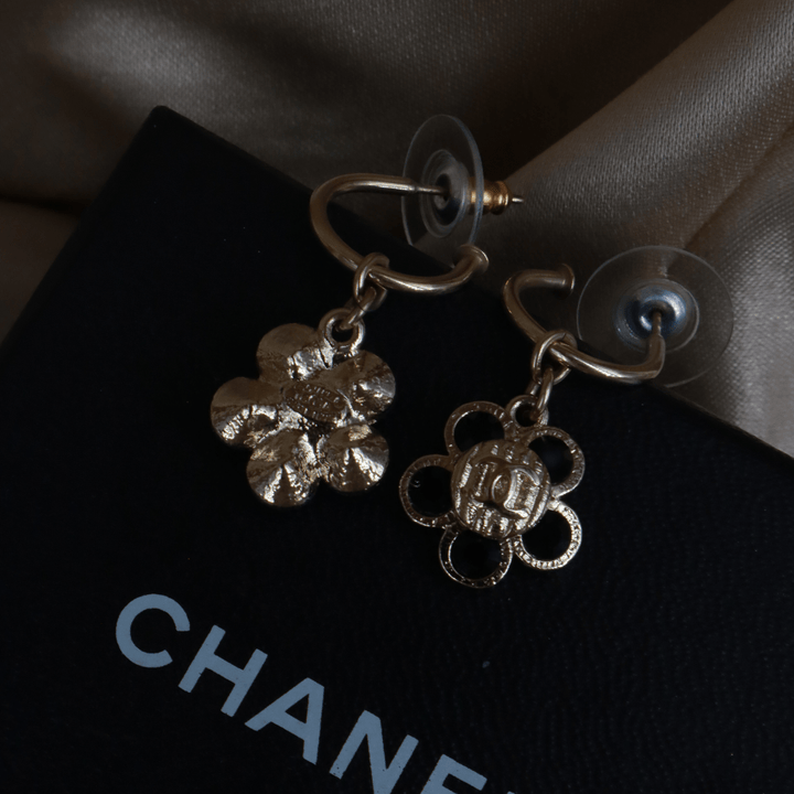 CHANEL 2006 黑色琺瑯花卉金色耳環 - Vintasy
