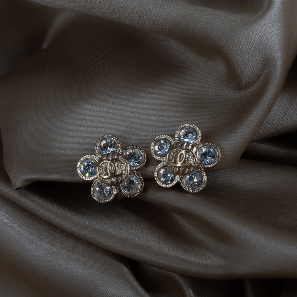CHANEL 銀色水鑽花朵耳夾｜ 2006年款 ｜未使用級美品 - Vintasy