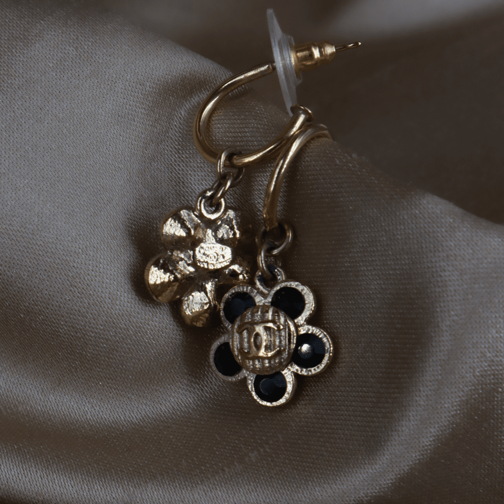 CHANEL 2006 黑色琺瑯花卉金色耳環 - Vintasy