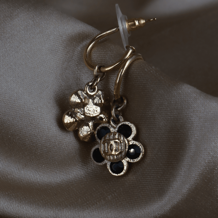 CHANEL 2006 黑色琺瑯花卉金色耳環 - Vintasy