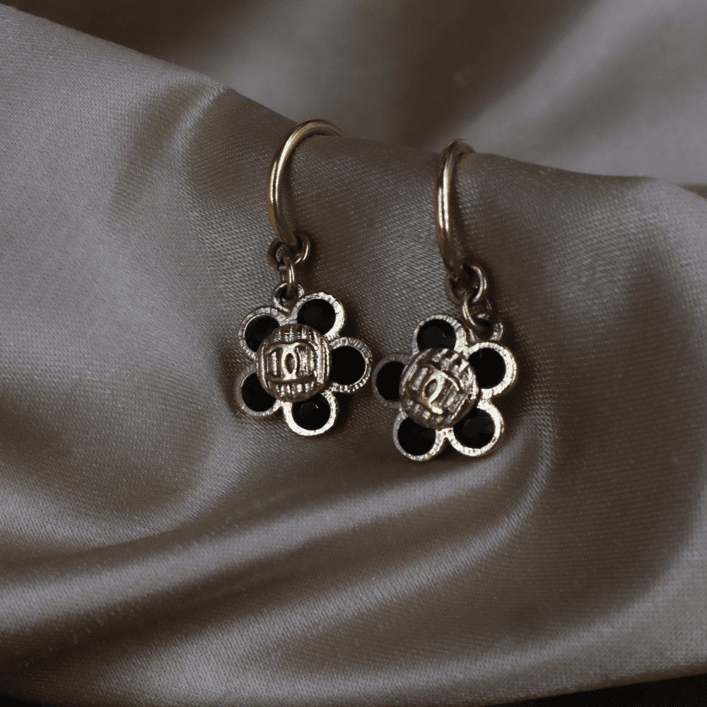 CHANEL 2006 黑色琺瑯花卉金色耳環 - Vintasy