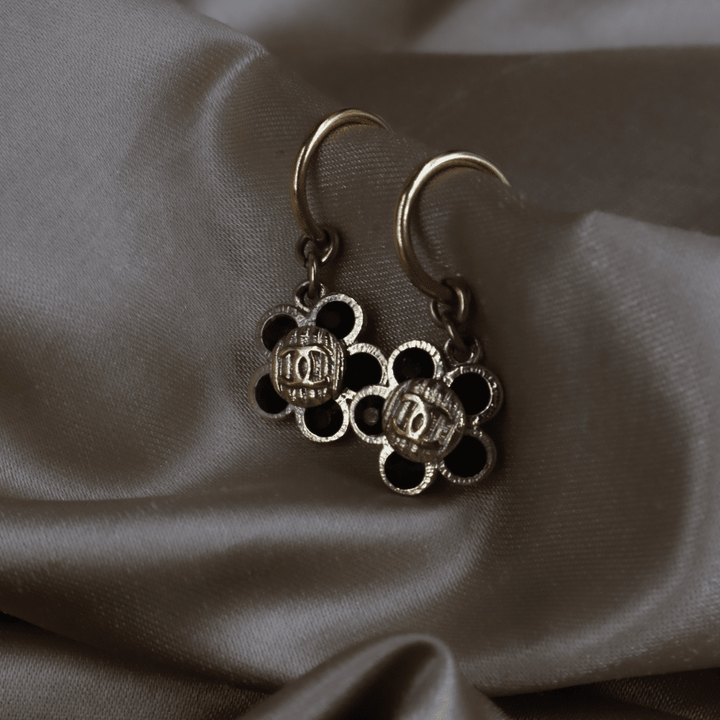 CHANEL 2006 黑色琺瑯花卉金色耳環 - Vintasy