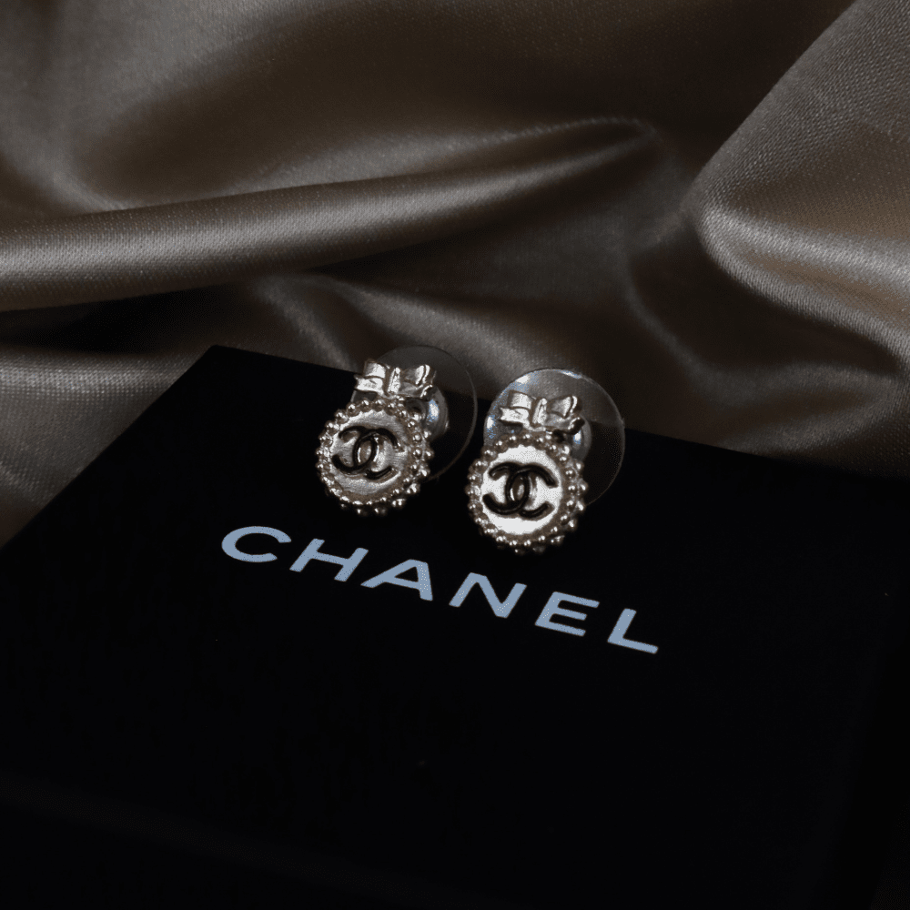CHANEL 蝴蝶結吊墜簡約耳環｜2013年款 - Vintasy