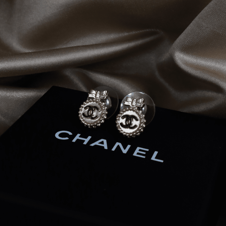 CHANEL 蝴蝶結吊墜簡約耳環｜2013年款 - Vintasy
