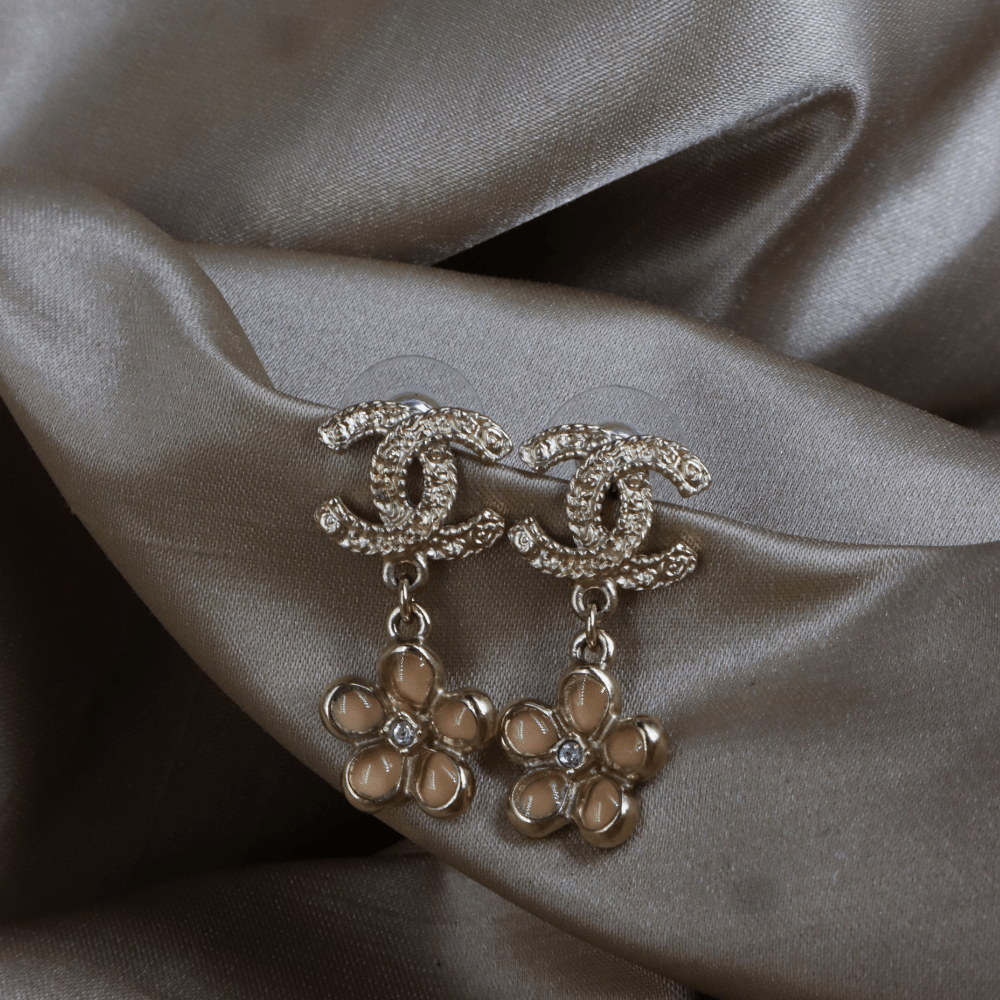 CHANEL 2018年 花朵吊墜 CC Logo 耳環 ｜未使用級 附原盒 - Vintasy