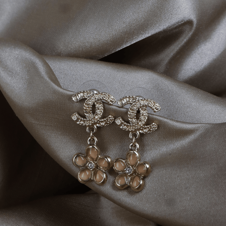 CHANEL 2018年 花朵吊墜 CC Logo 耳環 ｜未使用級 附原盒 - Vintasy