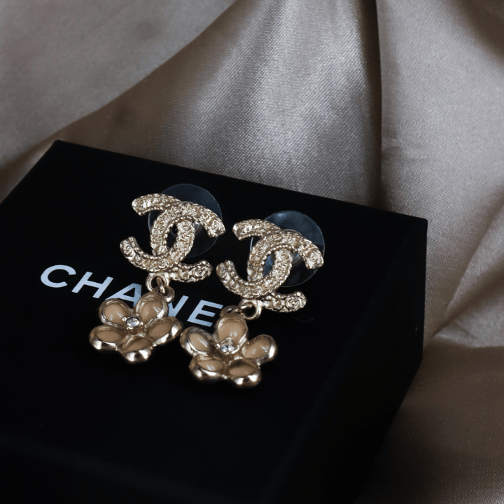 CHANEL 2018年 花朵吊墜 CC Logo 耳環 ｜未使用級 附原盒 - Vintasy