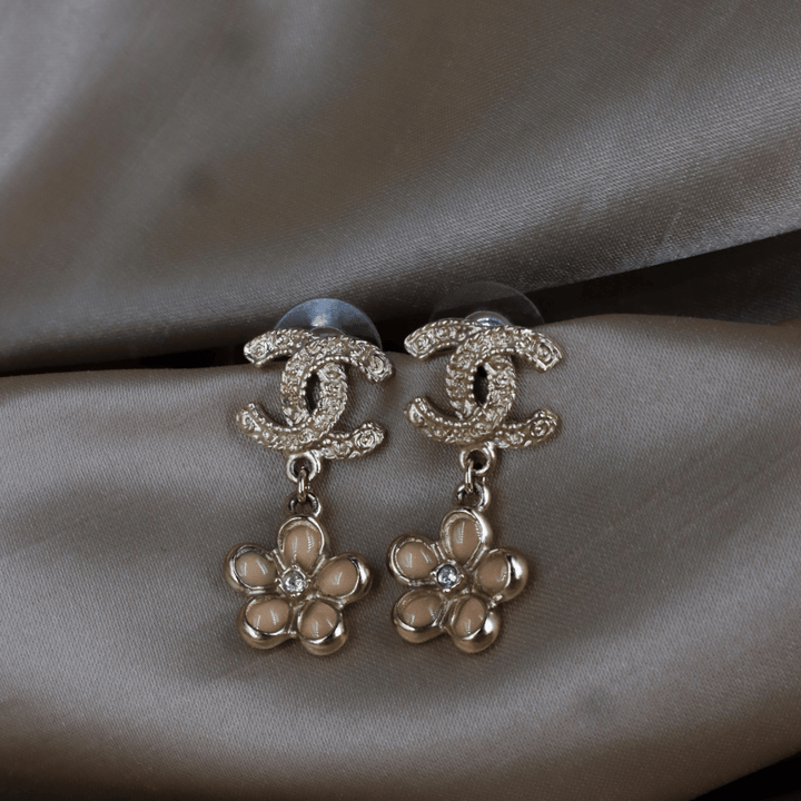 CHANEL 2018年 花朵吊墜 CC Logo 耳環 ｜未使用級 附原盒 - Vintasy