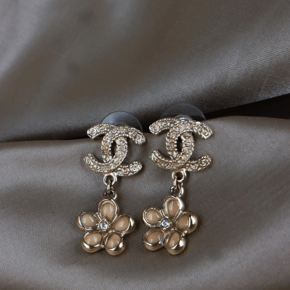 CHANEL 2018年 花朵吊墜 CC Logo 耳環 ｜未使用級 附原盒 - Vintasy