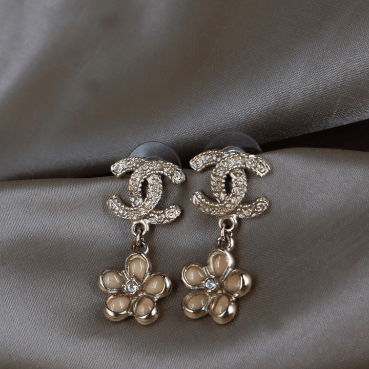 CHANEL 2018年 花朵吊墜 CC Logo 耳環 ｜未使用級 附原盒 - Vintasy