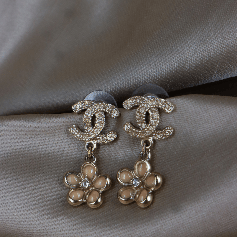 CHANEL 2018年 花朵吊墜 CC Logo 耳環 ｜未使用級 附原盒 - Vintasy