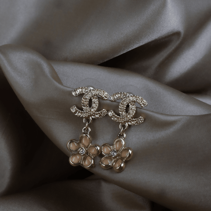 CHANEL 2018年 花朵吊墜 CC Logo 耳環 ｜未使用級 附原盒 - Vintasy