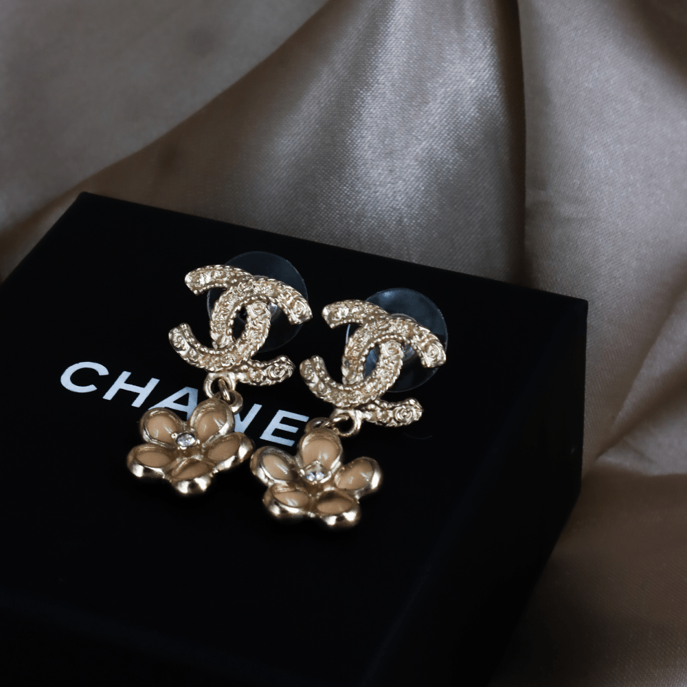 CHANEL 2018年 花朵吊墜 CC Logo 耳環 ｜未使用級 附原盒 - Vintasy