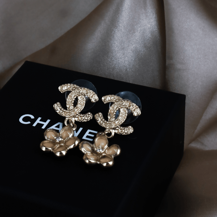 CHANEL 2018年 花朵吊墜 CC Logo 耳環 ｜未使用級 附原盒 - Vintasy