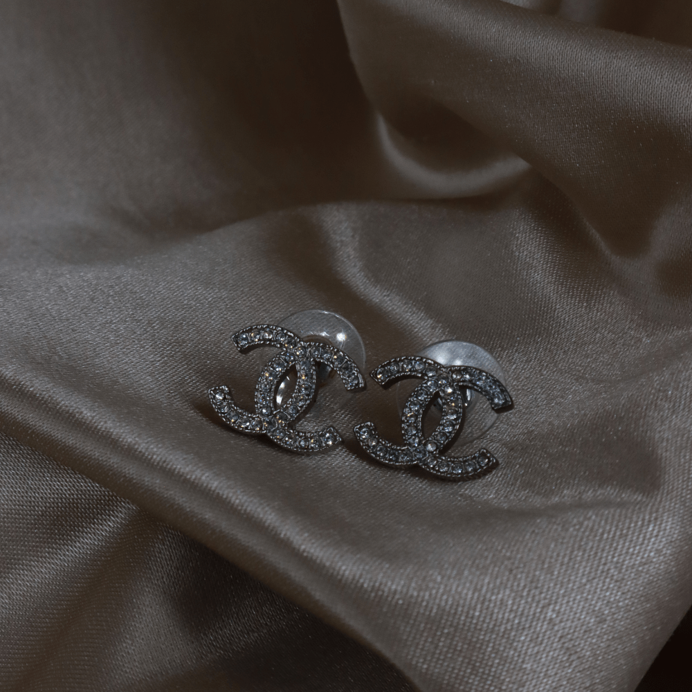 CHANEL 經典銀色水晶雙C耳釘 ｜ 2015年 - Vintasy
