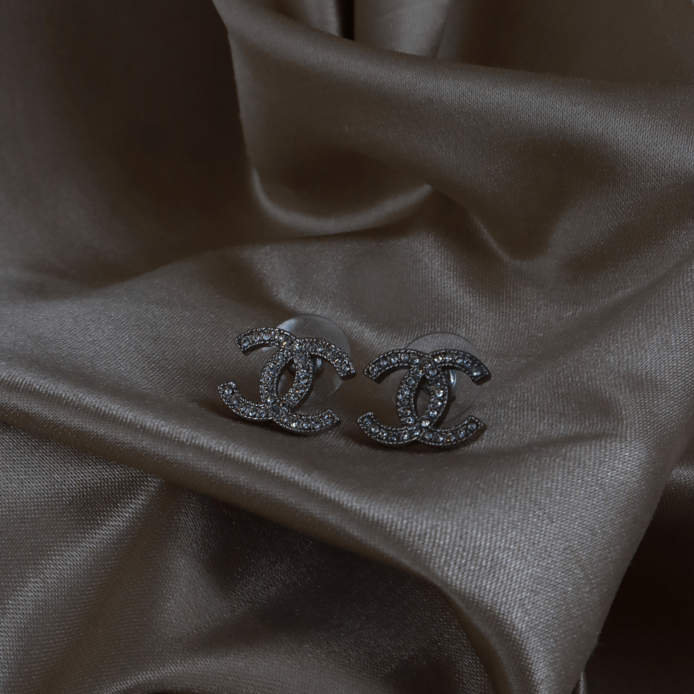 CHANEL 經典銀色水晶雙C耳釘 ｜ 2015年 - Vintasy