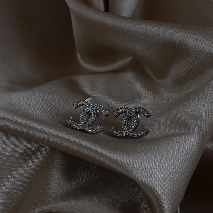 CHANEL 經典銀色水晶雙C耳釘 ｜ 2015年 - Vintasy