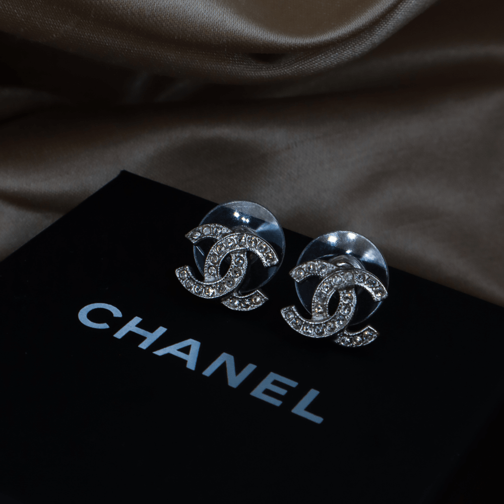 CHANEL 經典銀色水晶雙C耳釘 ｜ 2025年 - Vintasy