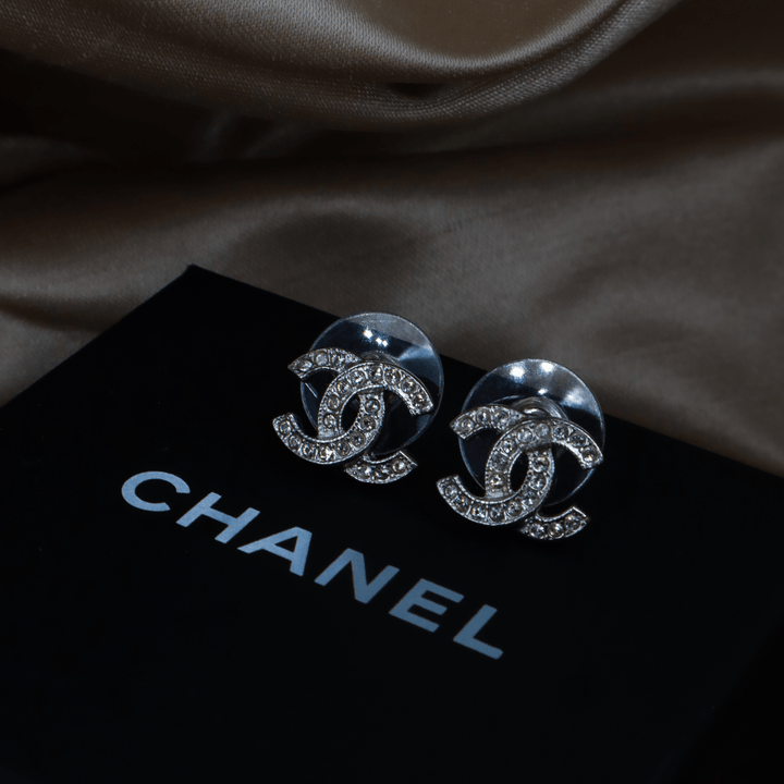 CHANEL 經典銀色水晶雙C耳釘 ｜ 2025年 - Vintasy