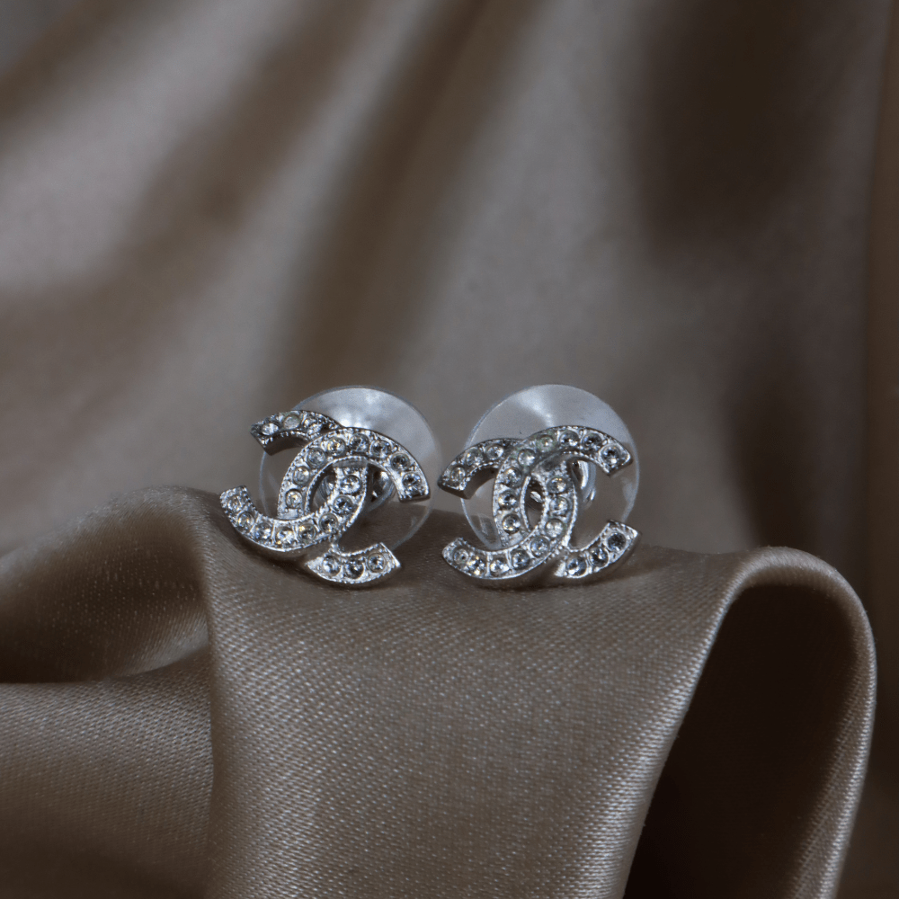 CHANEL 經典銀色水晶雙C耳釘 ｜ 2025年 - Vintasy