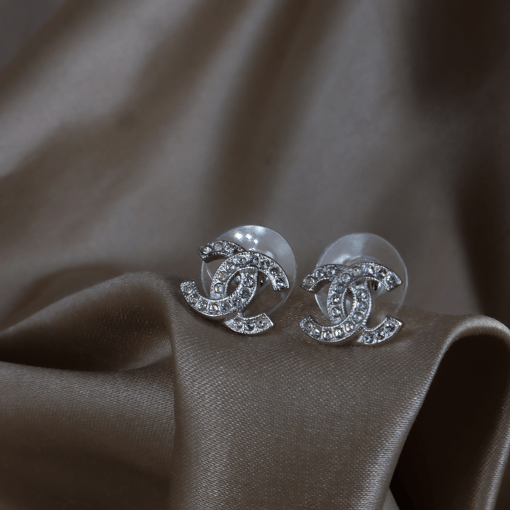 CHANEL 經典銀色水晶雙C耳釘 ｜ 2025年 - Vintasy